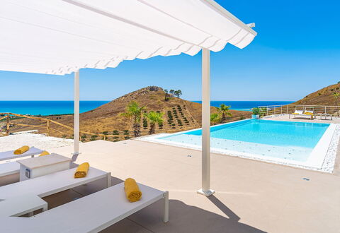 Villa Montallegro: Mueble, Piscina, Recurso, Silla, Eco Hotel, Sombra, Mueble Para Exteriores, Estructura Al Aire Libre, Villa, Hotel