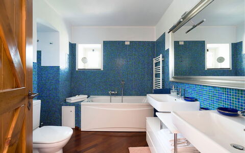 Villa Carosone: Azul, Baño, Arreglo De Tubería, Piso, Diseño De Interiores, Suelo, Lavabo, Bañera, Grifo, Lavabo Del Baño