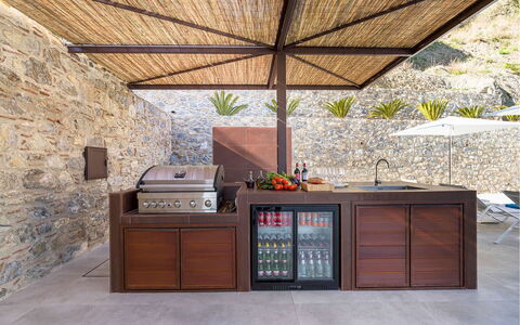 Villa Zafferano: Madera, Cocina, Manchas De Madera, Mostrador, Aparato De Cocina, Madera Dura, Maceta, Planta De Casa, Patio, Electrodoméstico