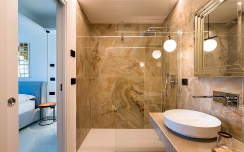 Villa Zafferano: Diseño De Interiores, Piso, Pared, Suelo, Arreglo De Tubería, Baño, Lavabo, Lavabo Del Baño, Techo, Lámpara