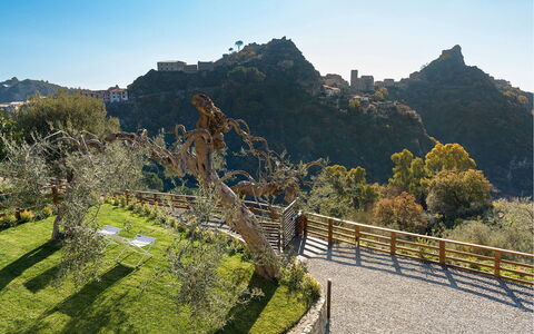 Villa Zafferano: Paisaje, Pendiente, Cerca, Chaparral