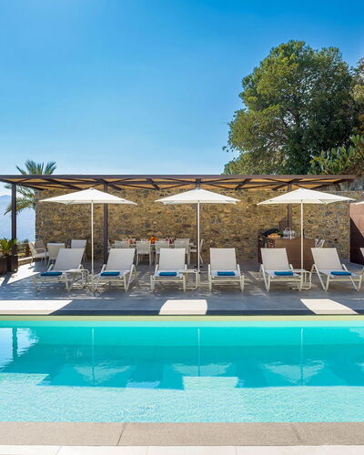 Villa Zafferano: Piscina, Mueble Para Exteriores, Recurso, Eco Hotel, Paraguas, Sunlounger, Silla, Sombra, Ocio, Hotel