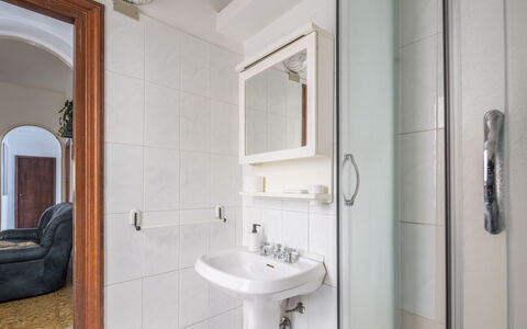 Da Federico, Apartment Genova Brignole: Pared, Diseño De Interiores, Arreglo De Tubería, Piso, Suelo, Lavabo Del Baño, Lavabo, Habitación, Baño, Plomería