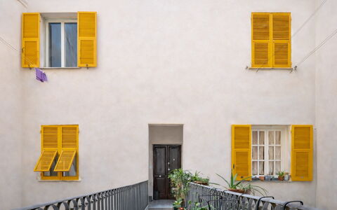 Da Federico, Apartment Genova Brignole: Amarillo, Pared, Material Compuesto, Cubiertas De Ventanas, Maceta, Metal, Balcón, Planta De Casa, Hormigón, Tratamiento De La Ventana