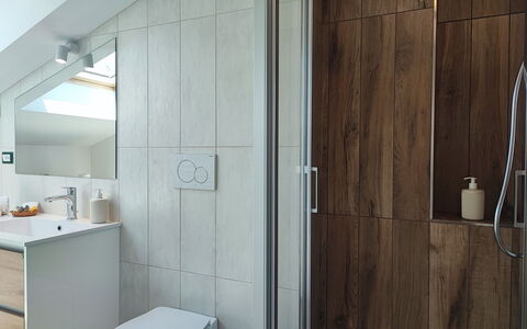 Casa Nadia: Baño, Piso, Arreglo De Tubería, Diseño De Interiores, Suelo, Pared, Lavabo Del Baño, Lavabo, Madera, Grifo
