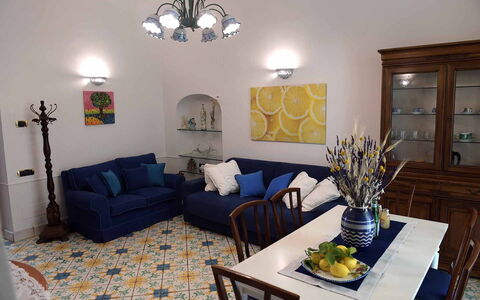 Casa Minori: Mueble, Piso, Diseño De Interiores, Suelo, Madera, Mesa, Sala, Habitación, Sofá, Silla