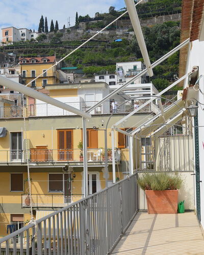 Casa Minori: Departamento, Barrio, Barrio Residencial, Balcón, Diseño Urbano, Material Compuesto, Condominio, Pretil, La Luz Del Día