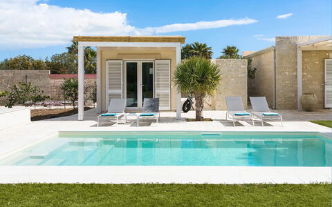 Villa Doddi: Piscina, Recurso, Material Compuesto, Mueble Para Exteriores, Sombra, Eco Hotel, Inmuebles, Villa, Estructura Al Aire Libre, Sunlounger