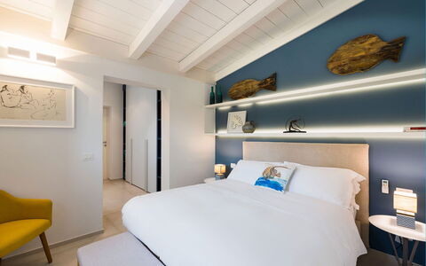 Villa Doddi: Diseño De Interiores, Habitación, Mueble, Cama, Piso, Departamento, Casa, Suelo, Techo, Lecho