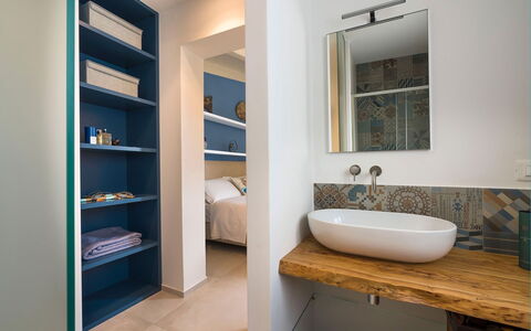 Villa Doddi: Piso, Suelo, Diseño De Interiores, Pared, Madera, Arreglo De Tubería, Lavabo Del Baño, Baño, Techo, Habitación