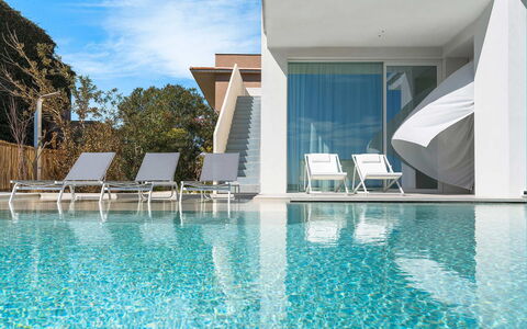 Villa Confini: Piscina, Mueble Para Exteriores, Recurso, Sunlounger, Hotel, Eco Hotel, Villa, Ciudad De Vacaciones