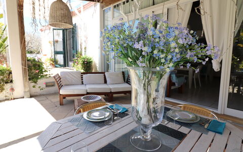 Villa Patrizia Otranto: Deluxe Countryside Retreat: Mueble, Mesa, Silla, Diseño De Interiores, Cocina Y Comedor Mesa, Encendiendo, Comedor, Mesa Al Aire Libre, Maceta, Mueble Para Exteriores