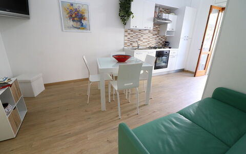 Luisa: Mueble, Piso, Suelo, Diseño De Interiores, Madera, Habitación, Mesa, Suelos De Madera, Silla, Sala