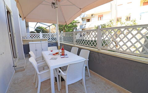 Luisa: Piso, Suelo, Mueble, Mueble Para Exteriores, Silla, Mesa Al Aire Libre, Balcón, Sombra, Cocina Y Comedor Mesa, Manchas De Madera