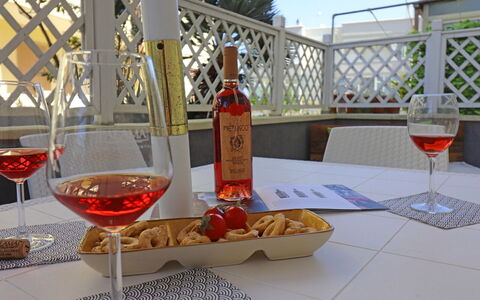 Luisa: Vajilla, Botella, Drinkware, Mueble, Mesa, Stemware, Comida, Barware