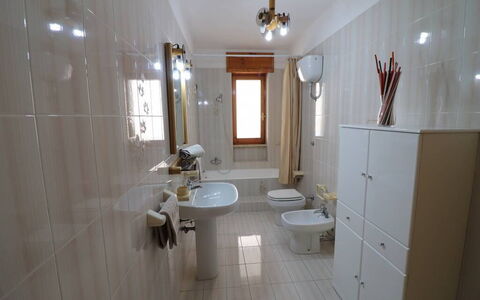 Ludovica: Piso, Lavabo Del Baño, Arreglo De Tubería, Suelo, Lavabo, Baño, Diseño De Interiores, Grifo, Asiento Del Baño, Plomería