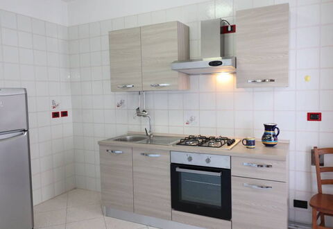 Ludovica: Cocina, Aparato De Cocina, Electrodoméstico, Mostrador, Estufa De Cocina, Piso, Madera, Fregadero, Estufa, Gabinetes