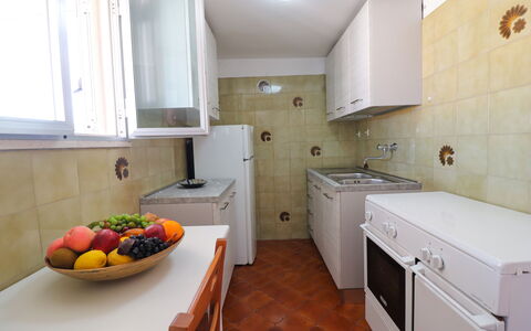 Isabel: Cocina, Aparato De Cocina, Mostrador, Electrodoméstico, Piso, Madera, Suelo, Gabinetes, Fregadero, Diseño De Interiores