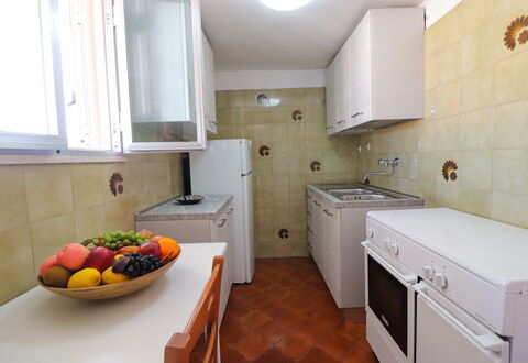 Isabel: Cocina, Aparato De Cocina, Mostrador, Electrodoméstico, Piso, Madera, Suelo, Gabinetes, Fregadero, Diseño De Interiores