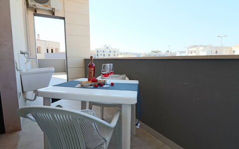 Gio: Suelo, Silla, Departamento, Balcón, Mueble Para Exteriores, Mesa Al Aire Libre