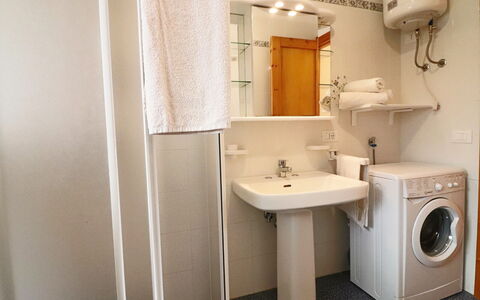 Cecilia: Piso, Arreglo De Tubería, Lavabo Del Baño, Suelo, Lavabo, Diseño De Interiores, Baño, Grifo, Habitación, Plomería