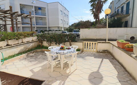 Cecilia: Balcón, Yarda, Maceta, Planta De Casa, Patio, Mesa Al Aire Libre, Mueble Para Exteriores, Cerca