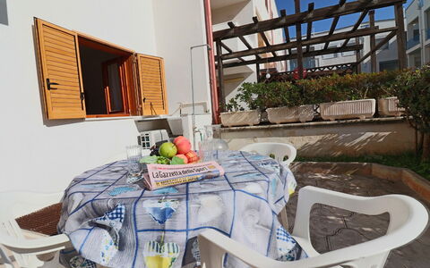 Cecilia: Mueble, Silla, Mueble Para Exteriores, Balcón, Sombra, Mesa Al Aire Libre, Yarda, Planta De Casa, Porche, Cocina Y Comedor Mesa