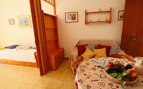 Cecilia: Mueble, Habitación, Diseño De Interiores, Madera, Cama, Habitación, Piso, Sábana, Suelo, Textil