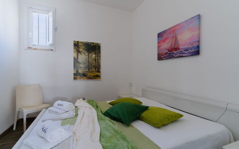 Azzurra: Pared, Habitación, Cama, Suelo, Mueble, Diseño De Interiores, Piso, Sábana, Lecho, Habitación