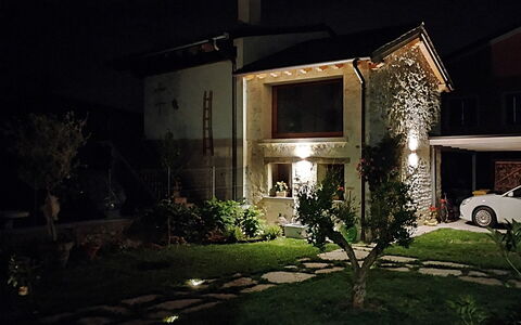 La Casetta dei Palù, Valdobbiadene: Casa, Casa, Arquitectura, Noche, Encendiendo, Cabaña, Puerta, Lámpara, Jardín, Inmuebles