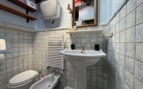 Terrazzino Margherita: Pared, Arreglo De Tubería, Asiento Del Baño, Lavabo, Grifo, Baño, Plomería, Baño, Lavabo Del Baño, Loseta