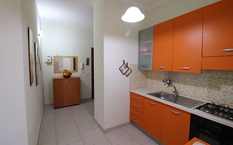 Lucia: Cocina, Mostrador, Piso, Madera, Aparato De Cocina, Electrodoméstico, Diseño De Interiores, Gabinetes, Suelo, Mueble
