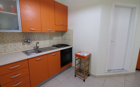 Lucia: Cocina, Aparato De Cocina, Electrodoméstico, Mostrador, Piso, Madera, Fregadero, Suelo, Gabinetes, Diseño De Interiores