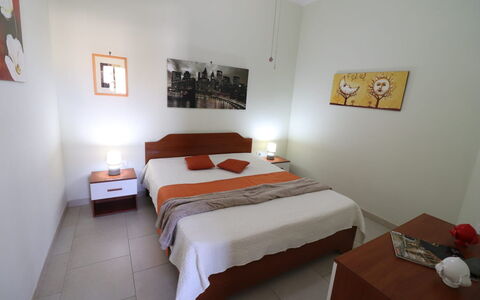 Lucia: Mueble, Madera, Suelo, Piso, Diseño De Interiores, Cama, Habitación, Habitación, Sábana, Lecho