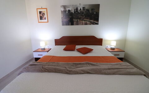 Lucia: Mueble, Cama, Habitación, Diseño De Interiores, Sábana, Madera, Lecho, Suelo, Piso, Habitación