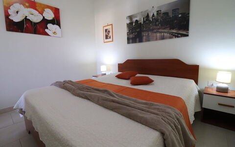 Lucia: Mueble, Cama, Habitación, Diseño De Interiores, Sábana, Madera, Piso, Lecho, Suelo, Habitación