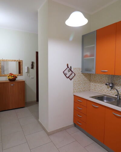 Lucia: Cocina, Mostrador, Piso, Madera, Aparato De Cocina, Electrodoméstico, Diseño De Interiores, Gabinetes, Suelo, Mueble