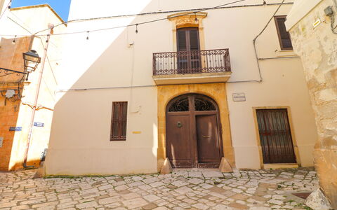 Penelope'S House Centro Storico: Pared, Puerta, Arquitectura, Inicio De La Puerta, Yeso, Balcón, Sombra, Escalera
