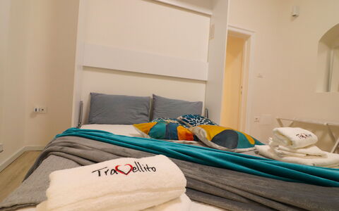 Penelope'S House Centro Storico: Mueble, Diseño De Interiores, Piso, Suelo, Habitación, Madera, Habitación, Textil, Techo, Cama