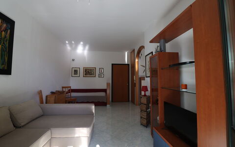 Noemi'S House in Otranto: Piso, Mueble, Suelo, Diseño De Interiores, Madera, Sofá, Sala, Habitación, Techo, Encendiendo