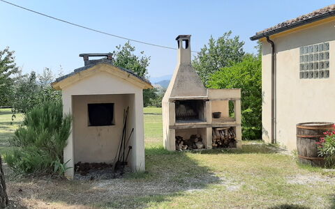 Villa Felice, Private Pool and Hills: Jardín, Patio Interior, Cabaña, Césped, Yarda, Pueblo, Paisajismo, Casa De Campo, Edificios Del Jardín, Estructura Al Aire Libre