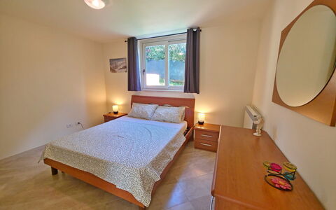 Appartamento Botrici: Mueble, Madera, Cama, Piso, Habitación, Suelo, Diseño De Interiores, Habitación, Techo, Sábana