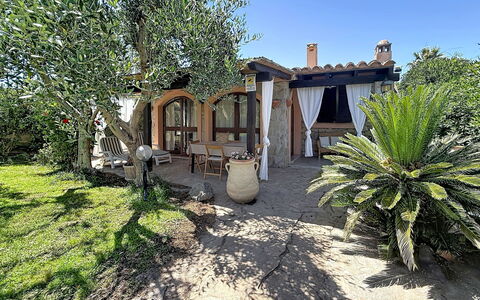 Viletta del Mirto: Inmuebles, Jardín, Sombra, Patio Interior, Recurso, Paisajismo, Silla, Hacienda, Mueble Para Exteriores, Estructura Al Aire Libre