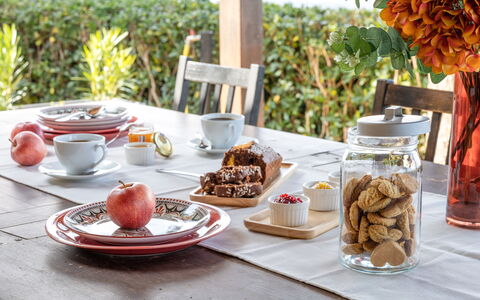 Casale Dolcemare: Comida, Vajilla, Utensilios Para Servir, Ingrediente, Mesa, Vajilla, Drinkware, Mueble, Plato, Fruta