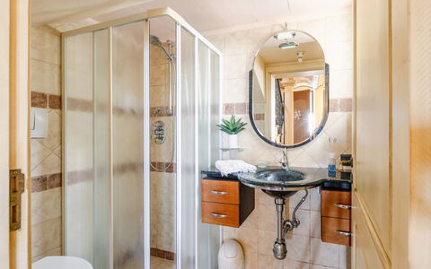 Casale Dolcemare: Diseño De Interiores, Piso, Suelo, Espejo, Mueble, Arreglo De Tubería, Encendiendo, Habitación, Lavabo Del Baño, Baño