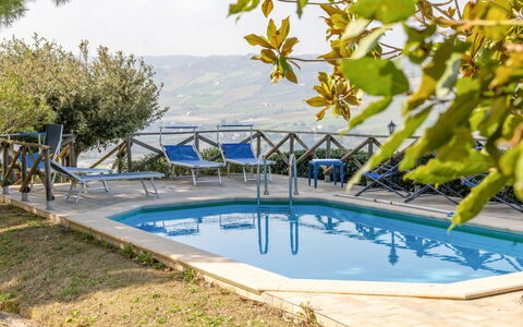 Casale Dolcemare: Azul, Piscina, Mueble Para Exteriores, Recurso, Silla, Sombra, Eco Hotel, Paisajismo, Sunlounger, Estructura Al Aire Libre
