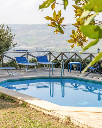Casale Dolcemare: Azul, Piscina, Mueble Para Exteriores, Recurso, Silla, Sombra, Eco Hotel, Paisajismo, Sunlounger, Estructura Al Aire Libre