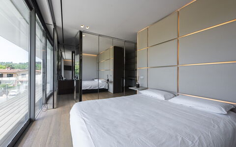 Villa Bilor Luxe: Diseño De Interiores, Suelo, Piso, Cama, Habitación, Departamento, Vaso, Marco De La Cama, La Luz Del Día, Lecho