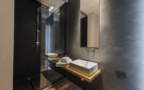 Villa Bilor Luxe: Piso, Diseño De Interiores, Suelo, Techo, Encendiendo, Arreglo De Tubería, Plomería, Lámpara, Baño, Vaso