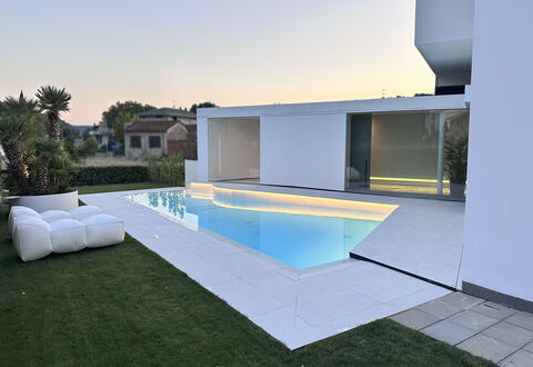 Villa Bilor Luxe: Piscina, Material Compuesto, Sombra, Jardín, Paisajismo, Inmuebles, Villa, Diseño, Yarda, Recurso